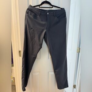 lululemon athletica Men's dark Gray Pants size 32, hole pictured on right leg